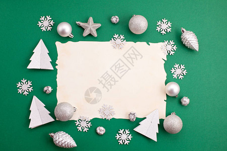 绿色背景上的节日圣诞节模型以纸作和图片