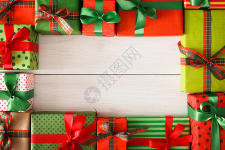 带有复制空间的白色木制背景礼物盒框圣诞节和冬季假日概念图片