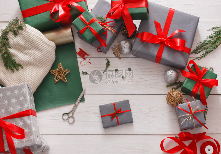 礼品包装背景白色木背景上的盒子用灰色和绿色纸制成的时尚现代礼物图片