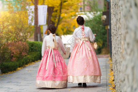 在韩国首尔Jeongdonggil散步的亚裔朝鲜妇女穿着传统服饰着汉博克H图片