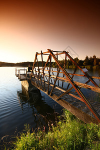 湖中桥梁图片