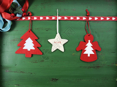 圣诞假期背景与悬挂的红色白色节日装饰对复古风格的深绿色图片