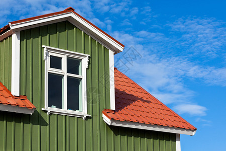 在亮蓝天空下的住宅屋顶复制图片