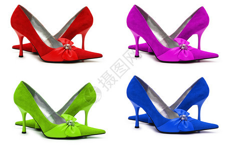 四种不同颜色的女鞋在白色上隔离图片