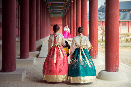 韩服或韩国的韩国女士在韩国首尔市首尔的一座古镇背景图片
