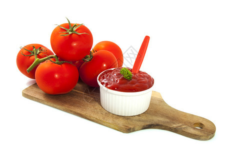 木板上的番茄酱和番茄图片