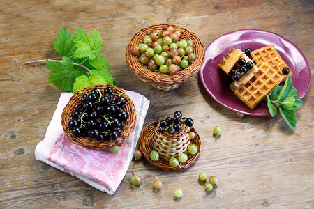 比利时早餐华夫饼新鲜浆果黑花草和鹅莓图片