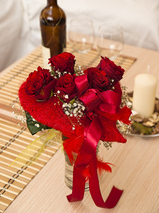 心形的红玫瑰花束图片