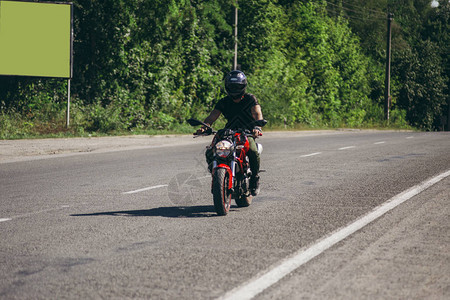 城市骑摩托车者使用交流工具HDOU图片