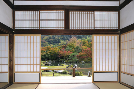 从天龙寺松阴客厅看到的京都天龙寺总地庭园这是图片