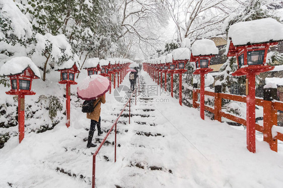 冬季降雪的石头楼梯和传统灯杆以及石阶和图片