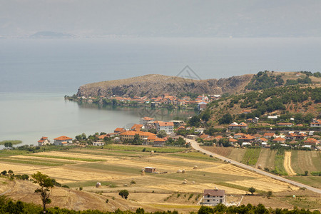 奥赫里兹科湖沿岸小村庄的空中观光马其顿图片