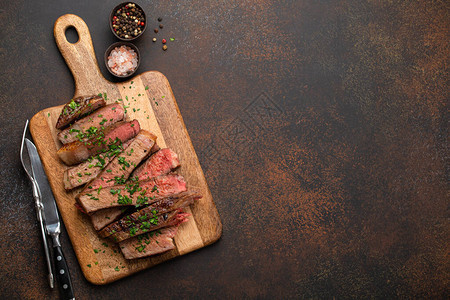 烤或炸优质大理石肉牛排Ribeye切片图片