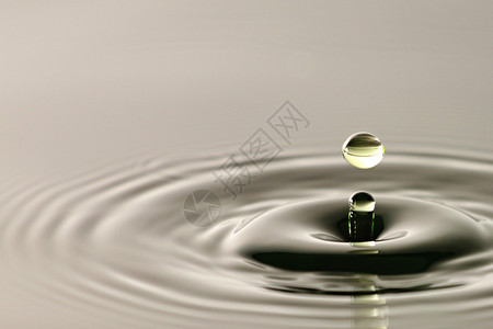 水滴紧贴着一个美丽的图片