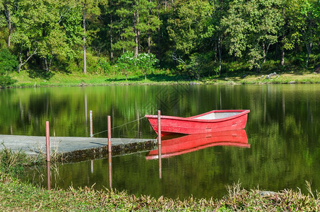 湖中红船与蓝天倒影图片