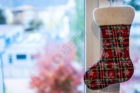 橱窗上的圣诞袜背景图片