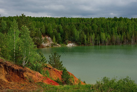 俄罗斯西伯利亚南部铜矿的采石场被淹没水中含铜量的增加给它带来了图片