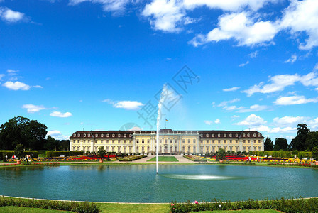 皇宫前的不老泉和池塘全景图片
