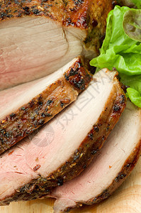 在草菜牛肉中鲜少与木材切削板缝合的生菜在砍木板上烤图片