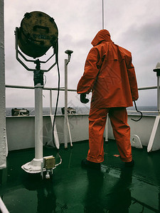 在雨季在渡轮船甲板上穿防水图片