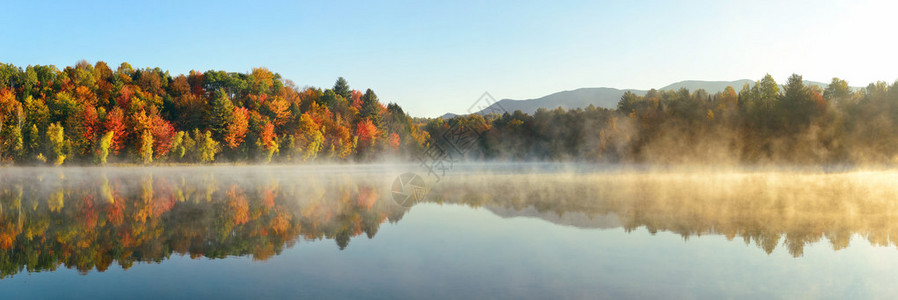浓雾湖全景秋叶树和山丘在新英格图片