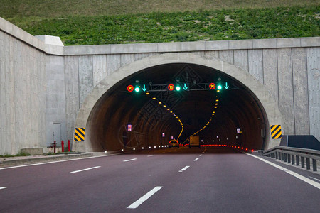 高速公路隧道入口交通警图片