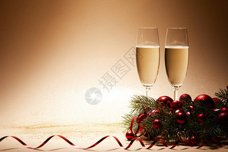 香槟杯圣诞球和松树枝在闪图片