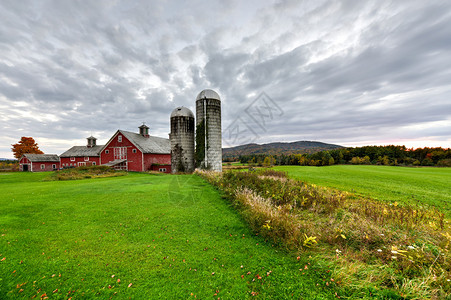 佛蒙特州的农舍在秋天的峰顶叶上面对图片