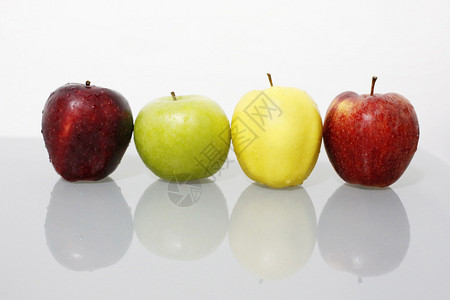 四个苹果不同的类型和颜色图片