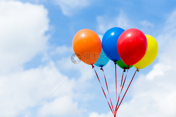一束五颜六色的气球在蓝天图片
