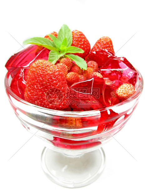 草莓甜点配奶制图片