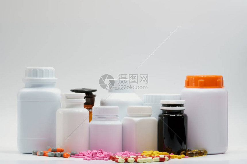 药丸和瓶盖在白色背景上高清图片下载-正版图片503300644-摄图网
