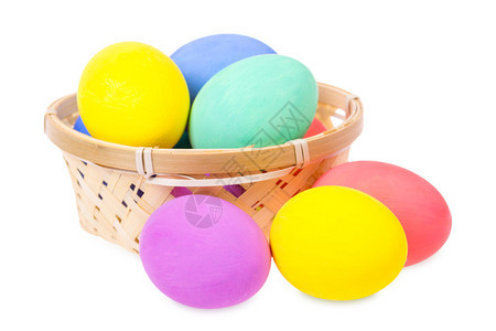 带复活节鸡蛋的篮子在白色背景上图片