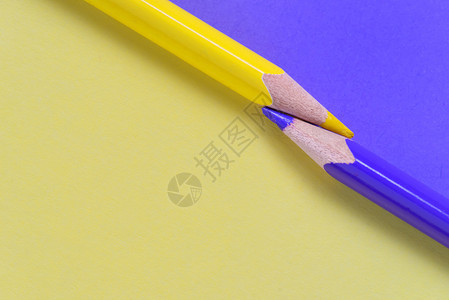 彩色纸上的蜡笔概念图片