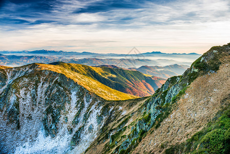 山中的日落山丘天空和云彩的风景图片