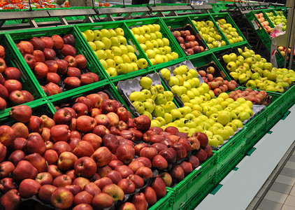浆果樱桃子和草莓在黑色背景的超市购高清图片超市或场货架上的水果