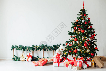 带红色礼物的圣诞树圣诞室内装饰图片