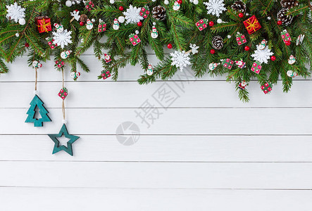 圣诞背景装饰圣诞fir树枝和白色木板背景顶视图图片