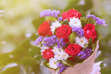 玫瑰花和对自然背景及情人节日背景的Bouquet的模图片