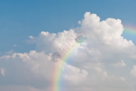 雨后蓝天的彩虹图片
