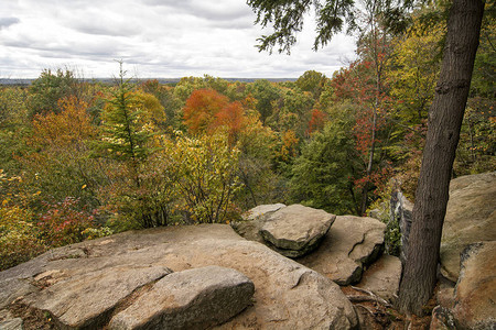 丘陵的秋天风景忽略了克利夫兰俄亥州附近的库亚霍图片