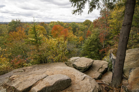 丘陵的秋天风景忽略了克利夫兰俄亥州附近的库亚霍图片
