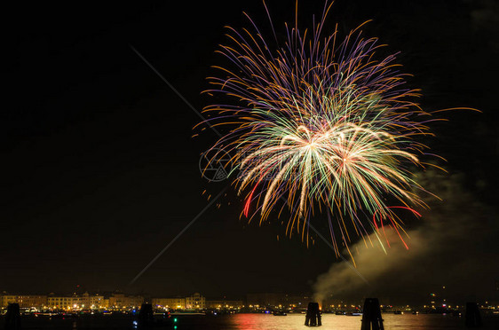 五彩缤纷的烟花在港口庆祝新年图片