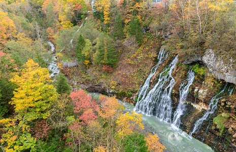 秋天美丽的白月瀑布和彩色树日图片