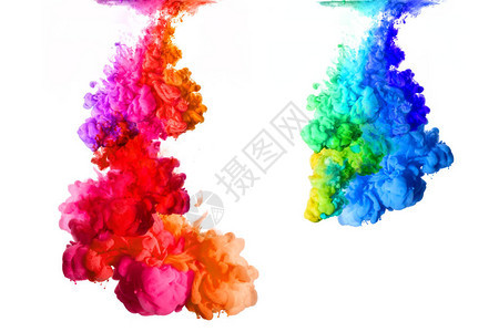彩色虹水中的丙烯墨水与白色背景隔图片