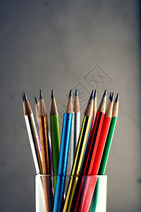 削尖的彩色铅笔的照片图片