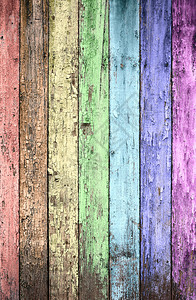 做旧彩虹绘木栅栏自然风化图片