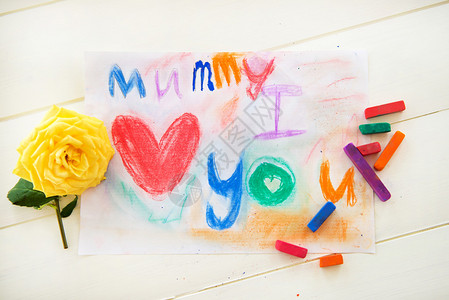 母亲节用粉笔画的小女孩她写了妈我爱你黄图片