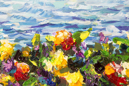 抽象印派花卉风景油画和调色刀impasto特写在绿草的黄色红紫罗兰色花以蓝色海浪为背景背景图片