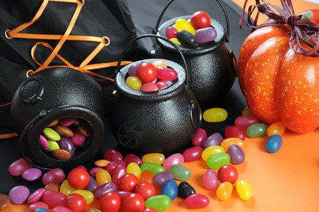 万圣节快乐的糖果在戏法或治疗中随身带着魔帽和橙色背背景图片